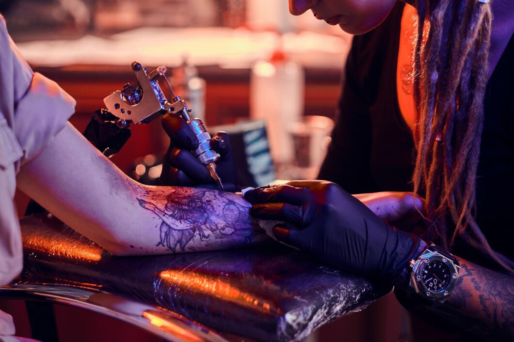 Poradnik, jak wybrać odpowiednie igły i sprzęt do tworzenia tatuażu typu rękaw oraz pomysły na wspólne wzory dla przyjaciółek