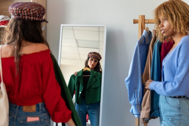 Jak wprowadzić kolor do swojej garderoby, nie rezygnując z klasyki?