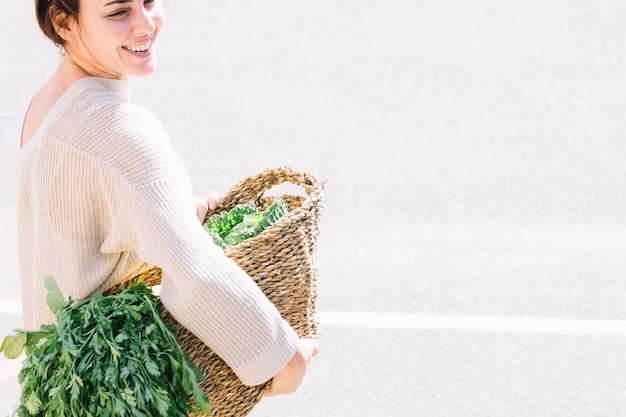 Zielona moda: Jak świadomie wybierać ubrania i dodatki przyjazne dla środowiska